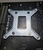 A parte traseira de uma das placas, exatamente onde está localizado o SoC Intel do laptop