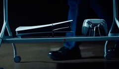 O pedestal não apenas comporta uma TV, mas também oferece espaço para um Sony PS5.