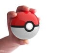 A clássica Poké Ball oficial, nas cores vermelha e branca.