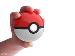 A clássica Poké Ball oficial, nas cores vermelha e branca.