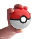 A clássica Poké Ball oficial, nas cores vermelha e branca.
