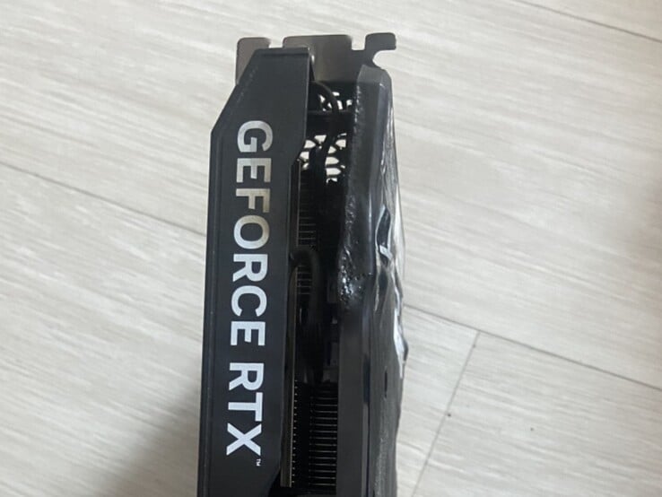 Vista superior da placa traseira derretida de uma GPU EmTek StormX Dual RTX 4060 Ti. (Fonte da imagem: user_634494 na Quasar Zone)