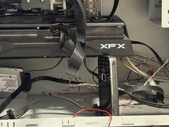 Um usuário do Reddit está apoiando a placa de vídeo em seu PC com um antigo Nokia 6124 Classic. (Fonte da imagem: u/bulochklem via Reddit)