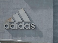 Logotipo da Adidas em uma parede da empresa (Fonte da imagem: H&amp;amp;CO/Pexels)
