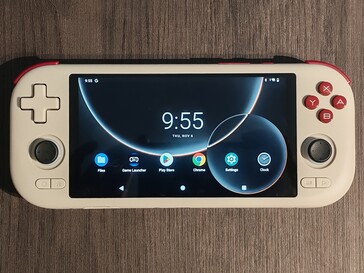 Os controles usuais estão todos presentes, embora o direcional não esteja entre os melhores da categoria (Fonte da imagem: Notebookcheck)