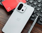 O OnePlus 13T é um dos vários telefones compactos premium disponíveis na China, mas não globalmente. (Fonte da imagem: Flying Bun no Weibo)
