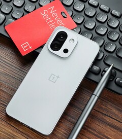 O OnePlus 13T é um dos vários telefones compactos premium disponíveis na China, mas não globalmente. (Fonte da imagem: Flying Bun no Weibo)