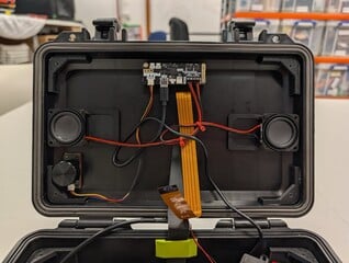 Os alto-falantes e os sistemas de áudio podem ser instalados atrás da tela.