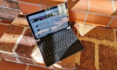 O Microsoft Surface Go 2 LTE emparelhado com a doca de teclado Brydge 10.5 Go+. (Imagem: Notebookcheck)