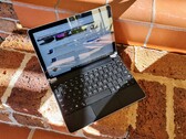 O Microsoft Surface Go 2 LTE emparelhado com a doca de teclado Brydge 10.5 Go+. (Imagem: Notebookcheck)