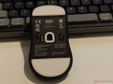 As configurações são ajustadas com o mouse; utiliza-se UHMW-PE nas almofadas deslizantes, em vez de PTFE.