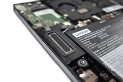 Oradores na parte inferior: ThinkPad Z13