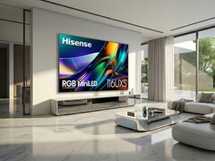A TV Hisense 116UXS (na foto, pendurada na parede de uma sala de estar) está em exibição na CES 2026. (Fonte da imagem: Hisense)