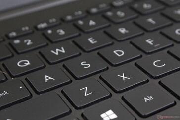 O Asus não melhorou o teclado de sua série VivoBook durante anos. O percurso da chave é rasa a 1,4 mm