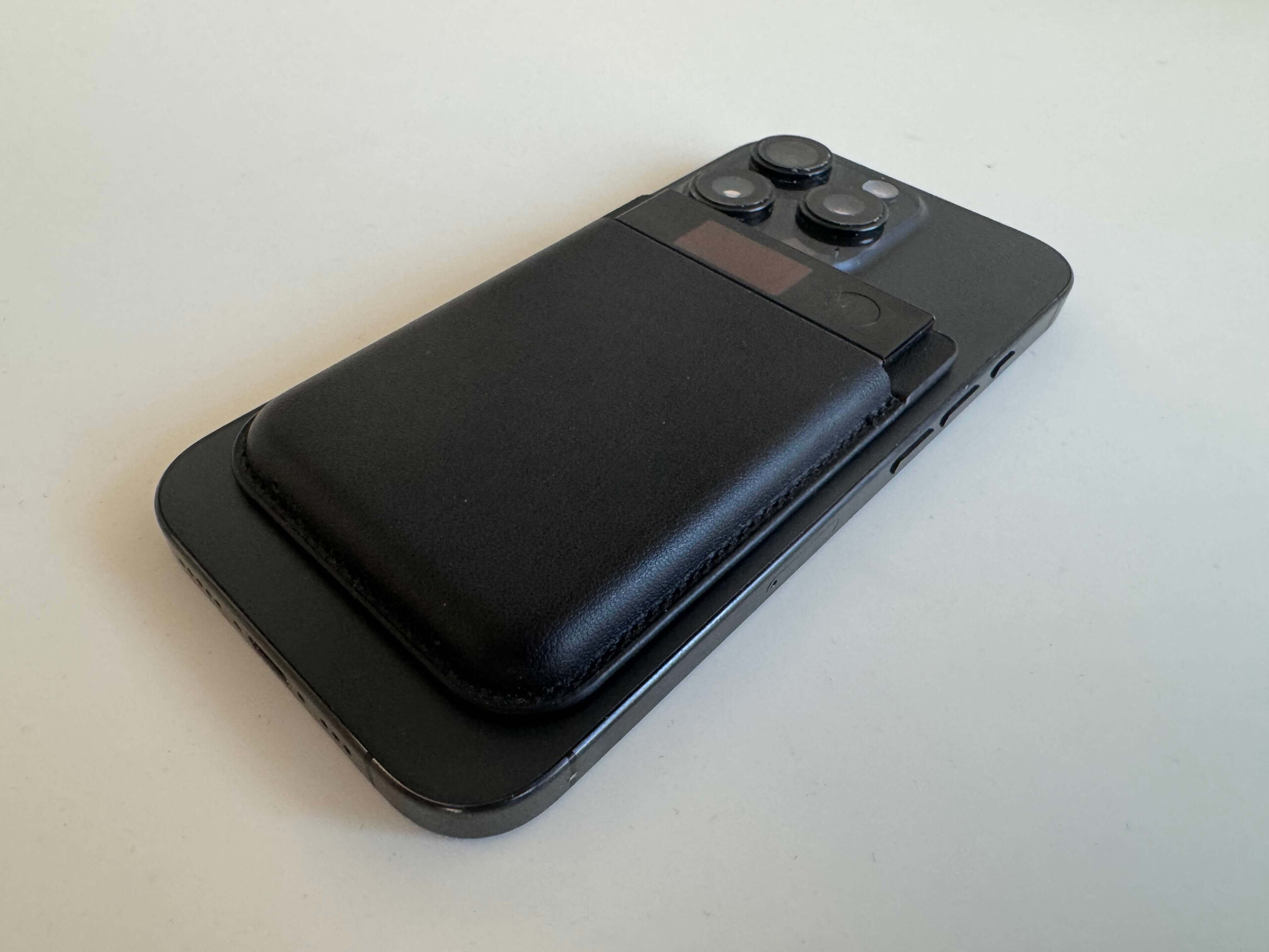 O Plaud Note Pro pode ser conectado ao iPhone usando o estojo magnético incluído.