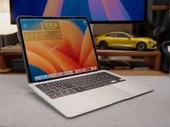 O &quot;iPadBook&quot; personalizado com um iPad Pro M4 conectado a uma base de MacBook Air, executando o macOS via Sidecar. (Fonte da imagem: 舒灿ShuCanTech via YouTube)