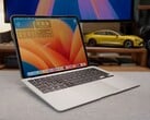 O "iPadBook" personalizado com um iPad Pro M4 conectado a uma base de MacBook Air, executando o macOS via Sidecar. (Fonte da imagem: 舒灿ShuCanTech via YouTube)