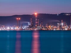 Refinaria de petróleo iluminada à noite com luzes brilhantes. (Fonte da imagem: Selim Şengül via Pexels)