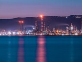 Refinaria de petróleo iluminada à noite com luzes brilhantes. (Fonte da imagem: Selim Şengül via Pexels)