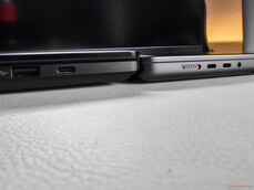 ProArt (esquerda) vs. MacBook Pro (direita) (fonte da imagem: Notebookcheck)