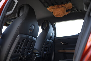 O interior do Fisker Alaska está repleto de alças e soluções alternativas de armazenamento de bagagem. (Fonte da imagem: Fisker)