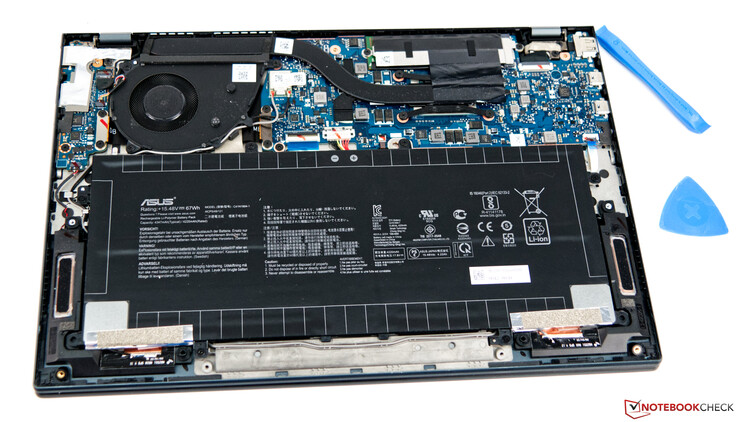 O Asus ZenBook 13 UM325S sem o fundo da caixa