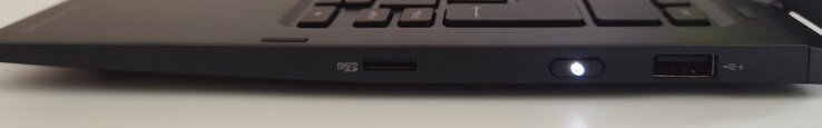 Esquerda: Leitor MicroSD, botão de alimentação, 1x USB-A 3.2 Gen1