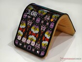O conceito de tela adaptável da Motorola suporta várias posturas, incluindo o modo tenda. (Fonte da imagem: Notebookcheck)