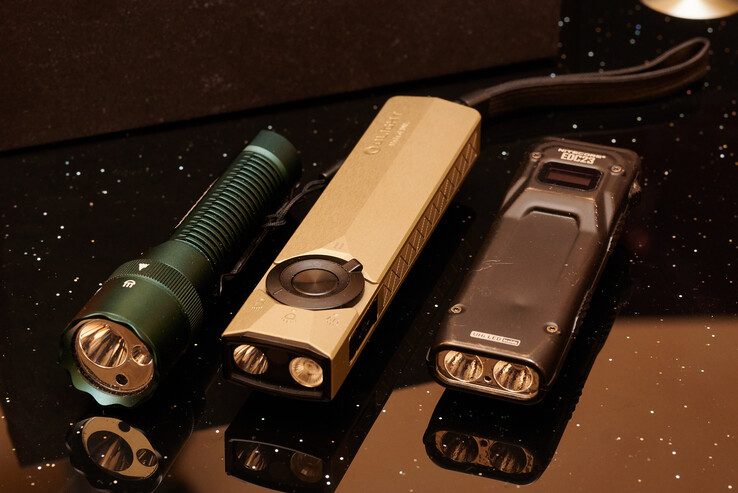 O K1 da Acebeam oferece um conjunto de recursos semelhante, e o EDC23 da Nitecore segue um formato semelhante. (Fonte da imagem: Andreas Sebayang/Notebookcheck.com)