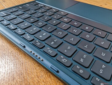 A base do teclado tem dois modos de conexão: Física ou Bluetooth