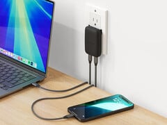 O novo carregador OntheGo GaN custa US$ 39,99. Na foto: o bloco de carregamento conectado aos dispositivos. (Fonte da imagem: Satechi)