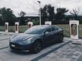 Carregar um Tesla Modelo 3 em um Supercharger geralmente implica custos na faixa de dois dígitos em dólares (Imagem: Dario)