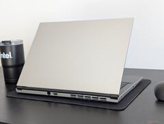O Blitz Ultra 2 14 é mais atualizável e reparável do que os modelos populares da Dell ou da HP, embora ao custo de tamanho e peso (Fonte da imagem: Notebookcheck)