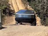 Teste off-road do Cybertruck nas 'etapas' do Hollister Hills SVRA (imagem: Dima Zeniuk/X)