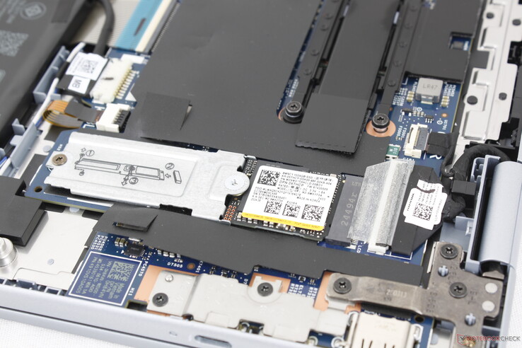 Suporta apenas um único SSD M.2 PCIe4 x4 NVMe de até 80 mm de comprimento