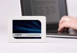 Em revisão: Crucial MX500 4 TB. Dispositivo de teste fornecido pela Crucial Alemanha.