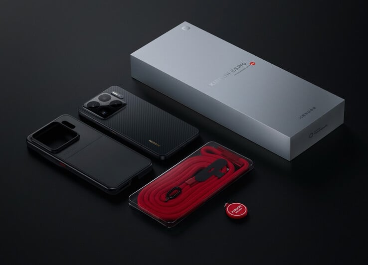 O Xiaomi 15S Pro vem com acessórios práticos na caixa. (Fonte da imagem: Xiaomi)