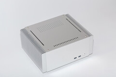 O gabinete UP3 da Turemetal é compacto, mas tem um excelente potencial de dissipação de calor (Fonte da imagem: ChipHell)