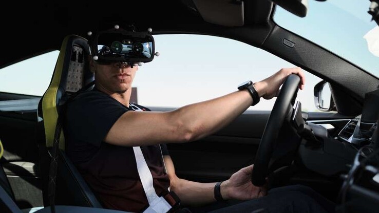 Os motoristas usam fones de ouvido de realidade virtual Varjo de baixa latência enquanto dirigem na vida real. (Fonte: BMW)