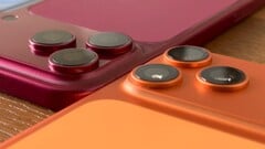 Um modelo de plástico do iPhone 18 Pro Max em uma comparação lado a lado com o iPhone 17 Pro Max e capas correspondentes.
