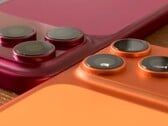 Um modelo de plástico do iPhone 18 Pro Max em uma comparação lado a lado com o iPhone 17 Pro Max e capas correspondentes.