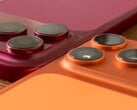 Um modelo de plástico do iPhone 18 Pro Max em uma comparação lado a lado com o iPhone 17 Pro Max e capas correspondentes.