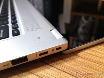A tampa abre a 180 graus ao contrário da maioria dos outros laptops de 15,6 polegadas