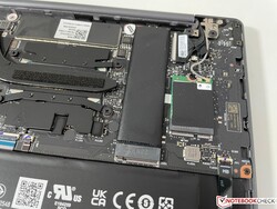 O SSD M.2 2280 está localizado bem ao lado do processador e do tubo de calor.