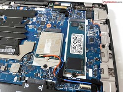 O SSD M.2-2280 suporta PCIe 4.0 e pode ser substituído.