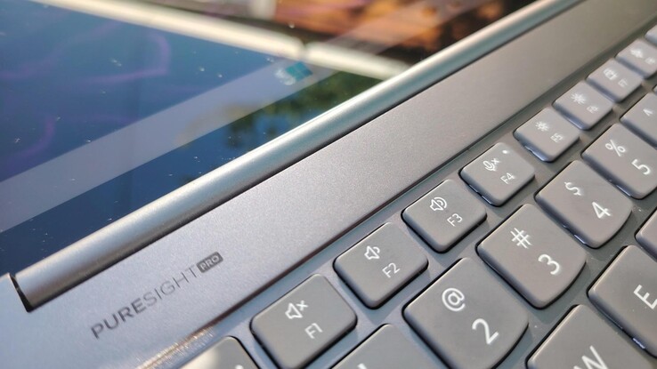 Uma foto de perto do Lenovo Yoga Slim 7 Aura Edition. (Fonte da imagem: Darryl Linington - Notebookcheck)