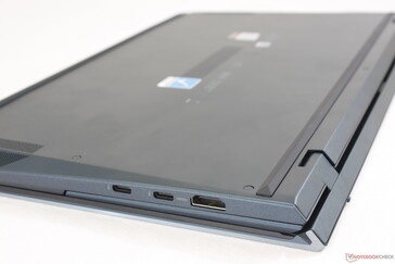 Quando fechado, o UX482 se parece com qualquer laptop clamshell normal, mas com uma parte traseira ligeiramente mais grossa