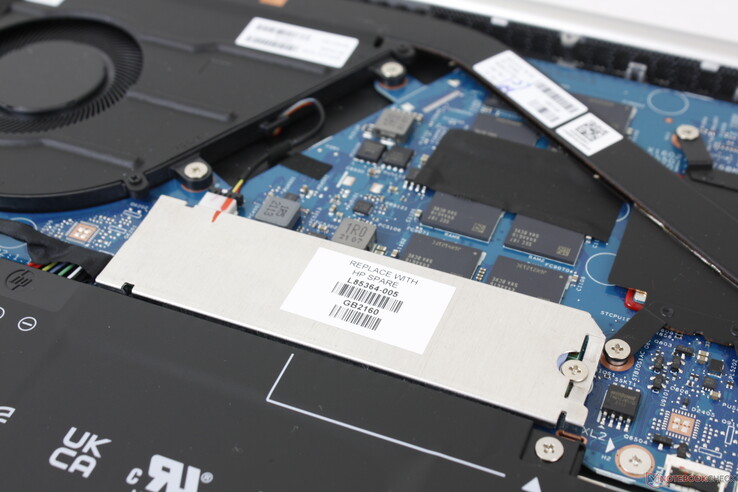 A M.2 PCIe 3 2280 SSD é protegida por uma placa de alumínio. Não há opções de armazenamento secundário interno