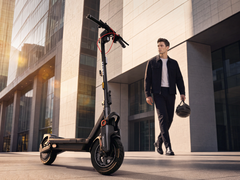 Ninebot Max G3 Pro em uma paisagem urbana gerada por IA