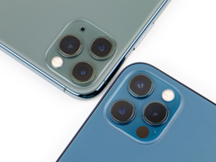 câmeras iPhone 11 Pro (verde) e iPhone 12 Pro (azul)